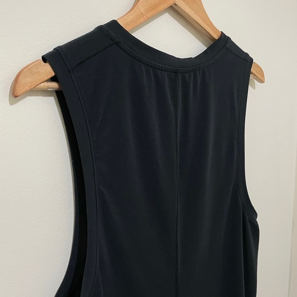 Nike Women's Black Yoga Tee, Size Medium - Picture 5 of 6